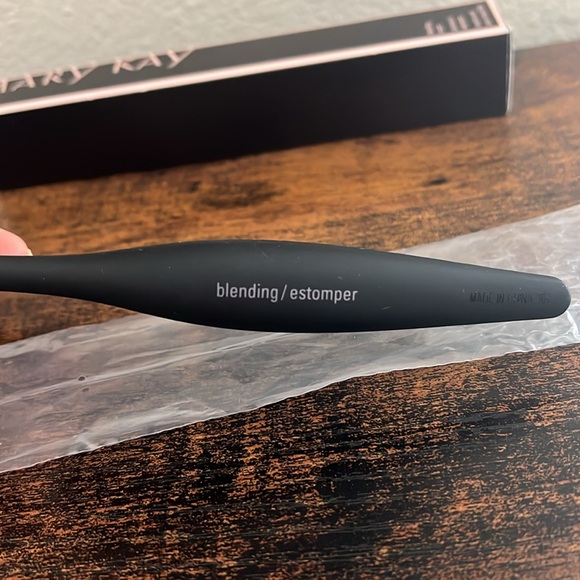 Mary Kay Blending Brush - Picture 2 of 7